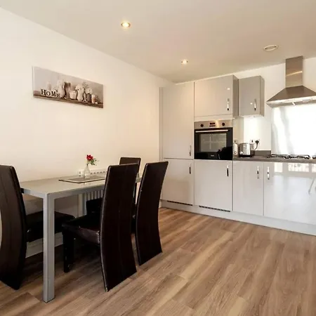 Lovely Entire 2-bed Apartment *