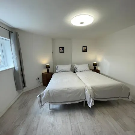 The Crescent, Flat 1 - Stockport, *