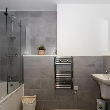 Modern 2 Bed In Salford Amazing Views Apartment *