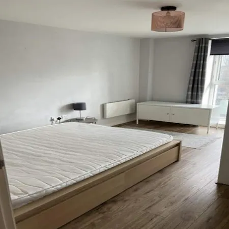 Apartment 1-bedroom For Rent In Salford *