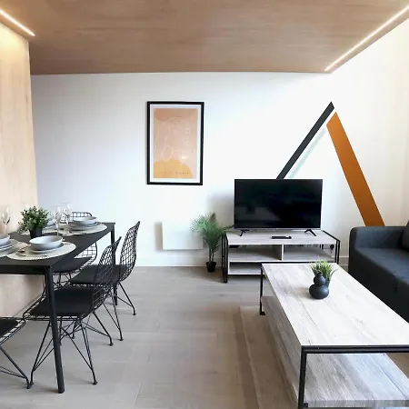 Pass The Keys Central Skyline Flat Weekly And Monthly Discounts * Manchester