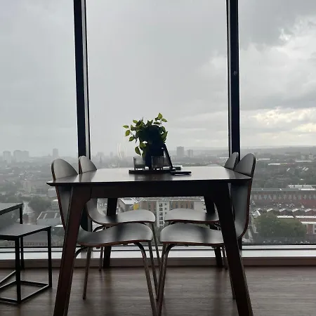 Luxury 2 Bedroom En-suite Balcony Views Manchester
