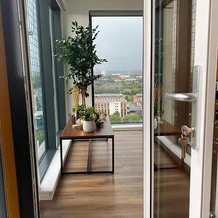 Luxury 2 Bedroom En-suite Balcony Views *