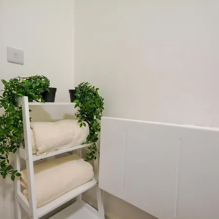 Stylish One-bedroom With Free Parking Sleeps 4 Apartment Manchester