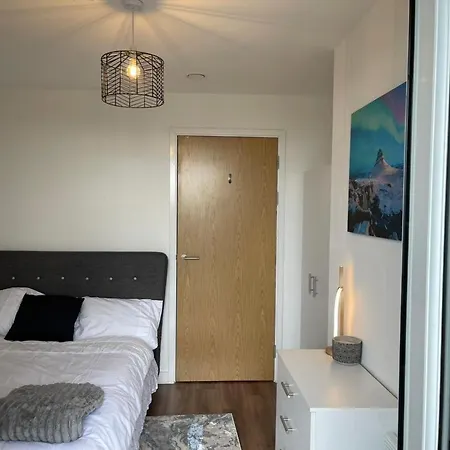 Luxury 2 Bedroom En-suite Balcony Views *