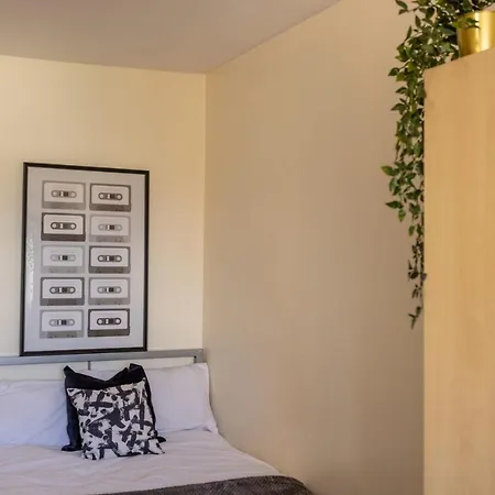 Affordable 4bed In Salford Free Parking 公寓