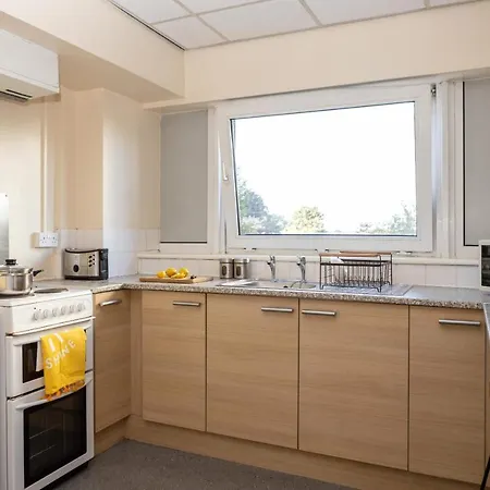 Affordable 3 Bedrooms In Salford With Free Parking *