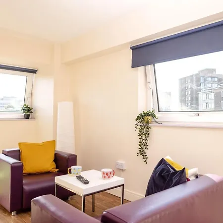 Affordable 4 Bedrooms In Salford With Free Parking Manchester