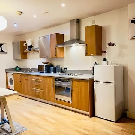 Beautiful Open Plan Living! شقة