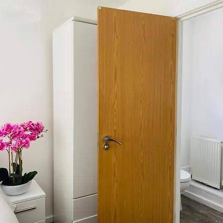 Modern, Stylish And Central Privat bolig *