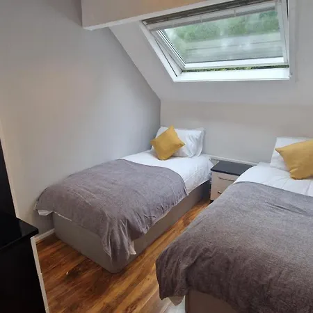 Lejlighed Fantastic 4bd Higher Crumpsall Manchester
