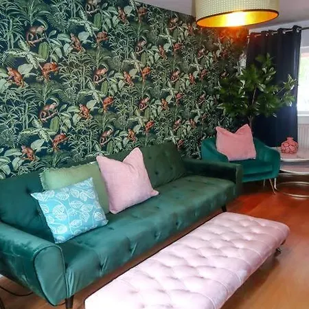 Stylish House For 9 With Patio Holiday home *