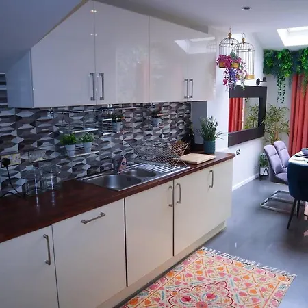 Stylish House For 9 With Patio *