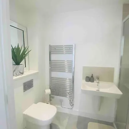 Luxurious Modern New Built 4 Bedrooms