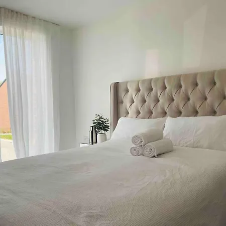 Luxurious Modern New Built 4 Bedrooms