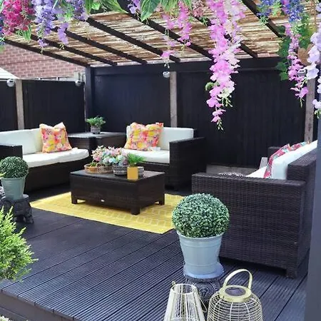Stylish House For 9 With Patio