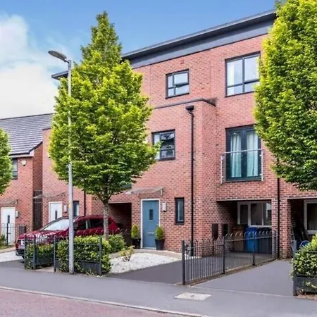 Stylish House For 9 With Patio Manchester