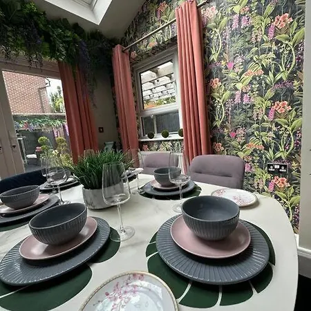 Holiday home Stylish House For 9 With Patio Manchester