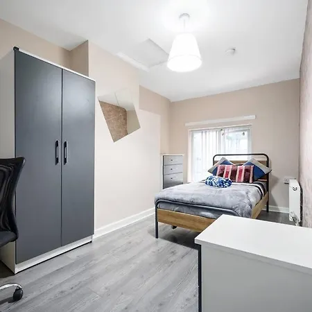 Апартаменты Private Retreat For 3 Near Arndale Centre *