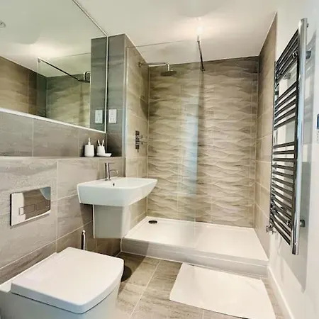 Stunning One Bedroom In Old Trafford Apartment *