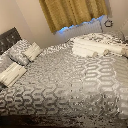 Hotel Lovely 3 Bed Short *