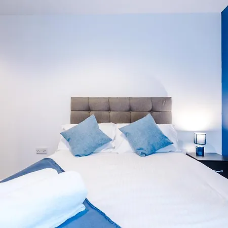 2 Bed With Balcony Private Parking Near Etihad Stadium, Coop Live