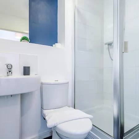 2 Bed With Balcony Private Parking Near Etihad Stadium, Coop Live דירה *