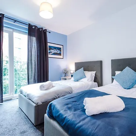 2 Bed With Balcony Private Parking Near Etihad Stadium, Coop Live דירה