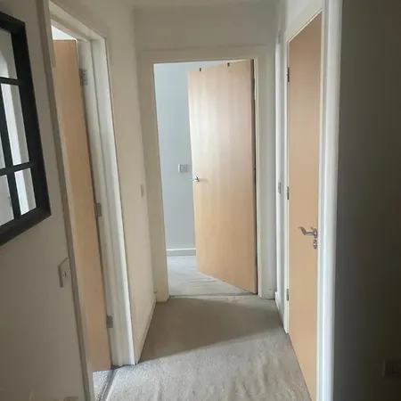 2 Bed Flat - Sleeps 4 - Parking - Wifi アパート