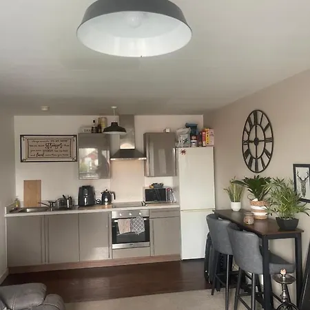 2 Bed Flat - Sleeps 4 - Parking - Wifi