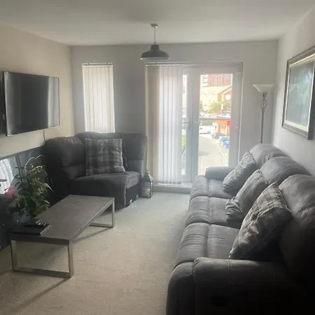 2 Bed Flat - Sleeps 4 - Parking - Wifi *