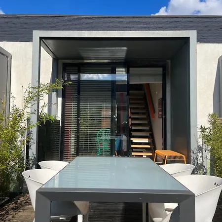 Designer House And Garden With Parking *