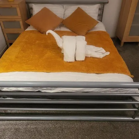 Luxury 2 Bed On River, Wifi, Parking, Garden Apartament Manchester