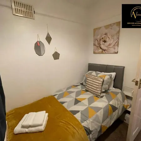 Large House By Av Stays Short Lets מנצ'סטר