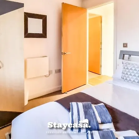 Bright Apt With Balcony & Secure Parking Manchester