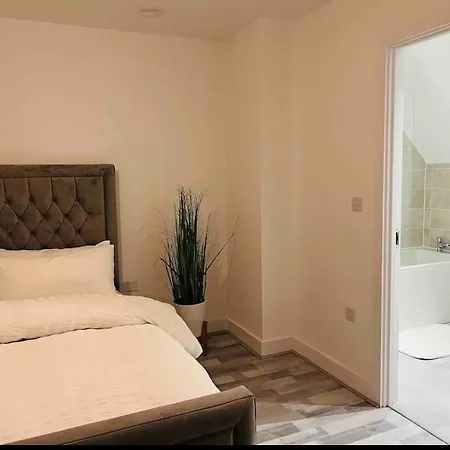 Luxurious New Built Kingsize Bedroom Kwatera prywatna