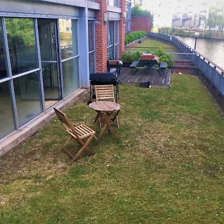 Διαμέρισμα Luxury 2 Bed On River, Wifi, Parking, Garden