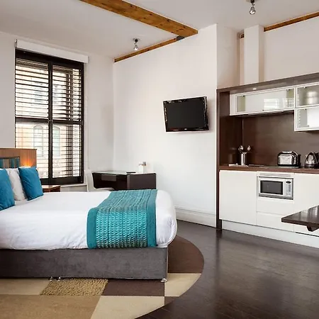 Roomzzz Apartmanhotel 4*