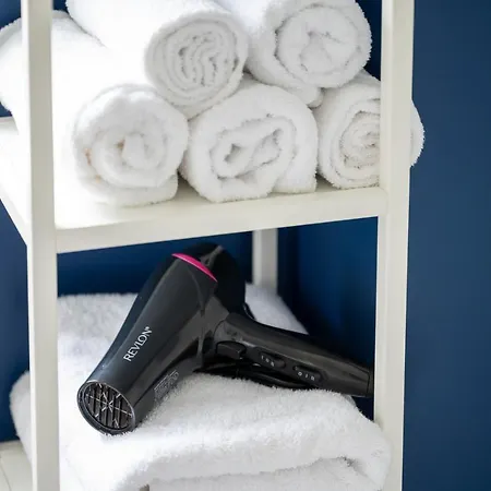 Superb Two Bedroom House Near Etihad & Coop Live - Free Parking Διαμέρισμα *