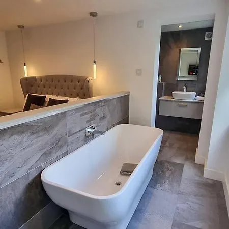 Beautiful Close To Centre Apartament