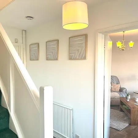 Spacious 3 Bedroom House - Sleeps 5 アパート マンチェスター