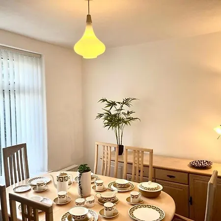 Spacious 3 Bedroom House - Sleeps 5 アパート *
