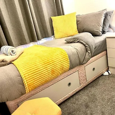 Spacious 3 Bedroom House - Sleeps 5 * Manchester