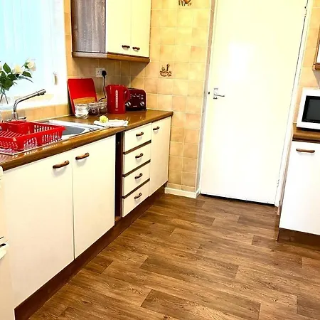 Spacious 3 Bedroom House - Sleeps 5 アパート