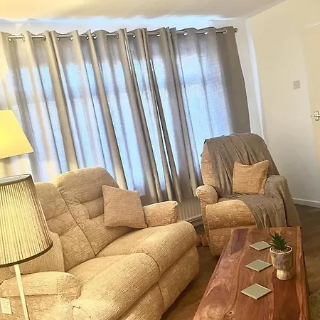 アパート Spacious 3 Bedroom House - Sleeps 5