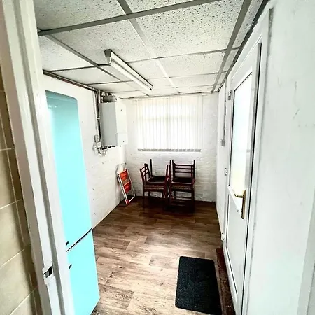 アパート Spacious 3 Bedroom House - Sleeps 5 マンチェスター