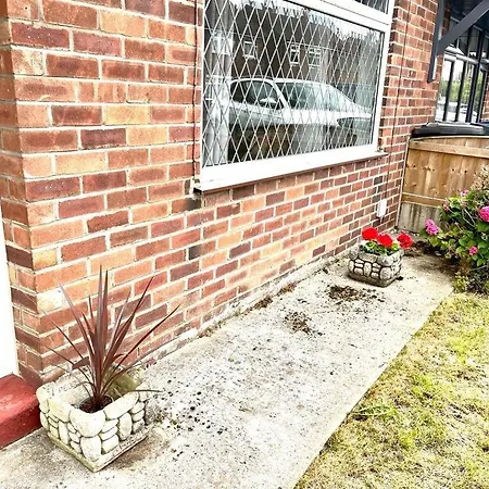 Spacious 3 Bedroom House - Sleeps 5 マンチェスター