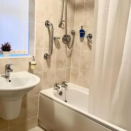 Spacious 3 Bedroom House - Sleeps 5 アパート マンチェスター