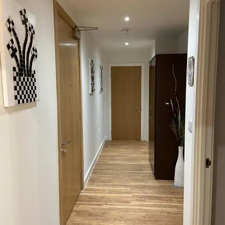 Stunning 2bd / Canal Views & Proximity To Man Utd 아파트