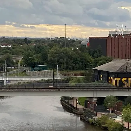 Stunning 2bd / Canal Views & Proximity To Man Utd